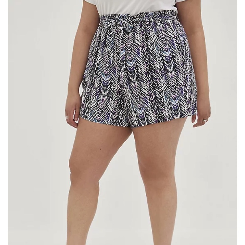 NWT SIZE 6 Torrid 5 INCH PULL-ON CHALLIS MID-RISE TIE-FRONT PAPERBAG WAIST SHORT